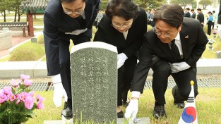 12일 오전 김동연 경기도지사가 국립5.18민주묘지(광주광역시 소재)를 방문했다.